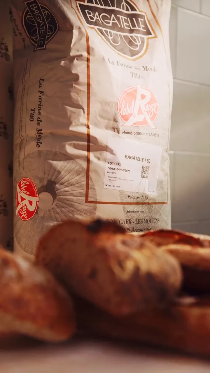 A Foricher Label Rouge flour sack beside fresh bread